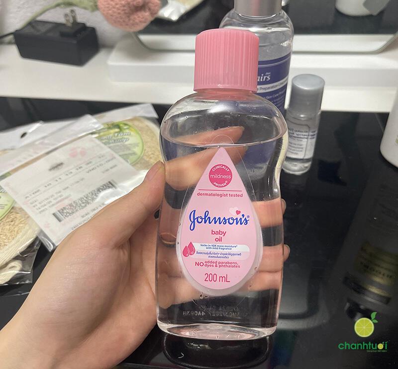 dầu Johnson Baby Oil có bôi mặt người lớn được không