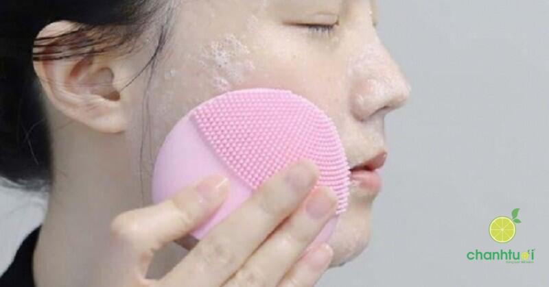 Dùng máy rửa mặt có bị mỏng da không 1
