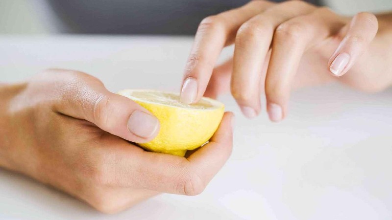 cách tẩy sơn móng tay khi không có nước tẩy