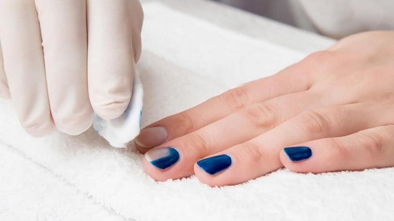 Tẩy sơn móng tay bằng rượu vang trái cây