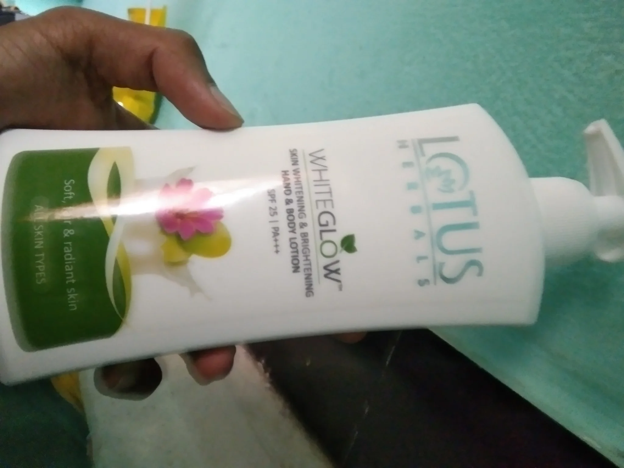 Kem dưỡng da mặt Lotus Herbals White Glow