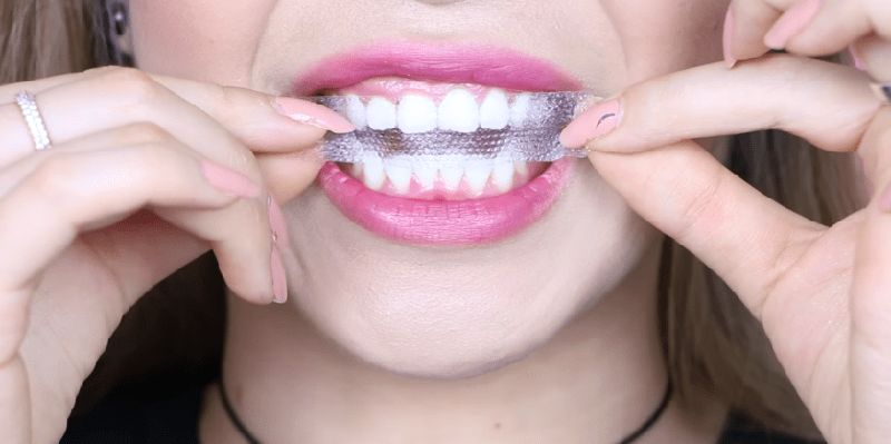 cách dùng miếng dán trắng răng 1