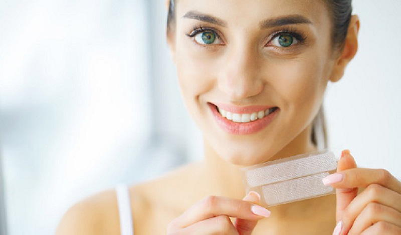 cách dùng miếng dán trắng răng 3