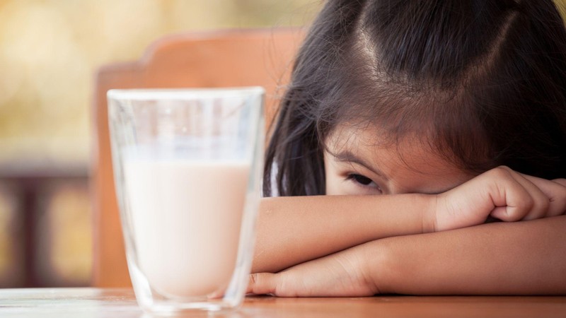 Có nên cho trẻ bị táo bón uống sữa tươi không 2