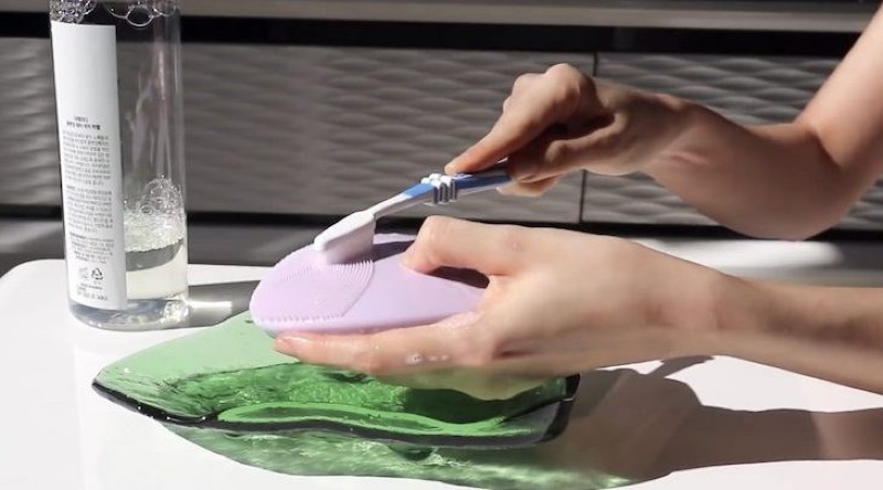 Dùng máy rửa mặt có bị mỏng da không 3