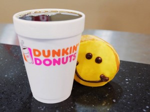 Dunkin-Donuts-mua-nuoc-tang-mien-phi-banh-1