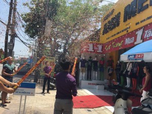 mung-khai-truong-shop-anh-men-khuyen-mai-mua-1-tang-1-1