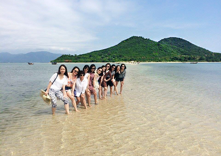 tham-thu-vung-dat-hoa-vang-co-xanh-con-duong-chay-ra-bien