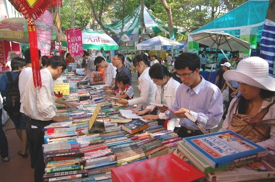 hoi-sach-chao-nam-hoc-moi-mien-phi-2000-dau-sach-giam-gia-khung-70-1