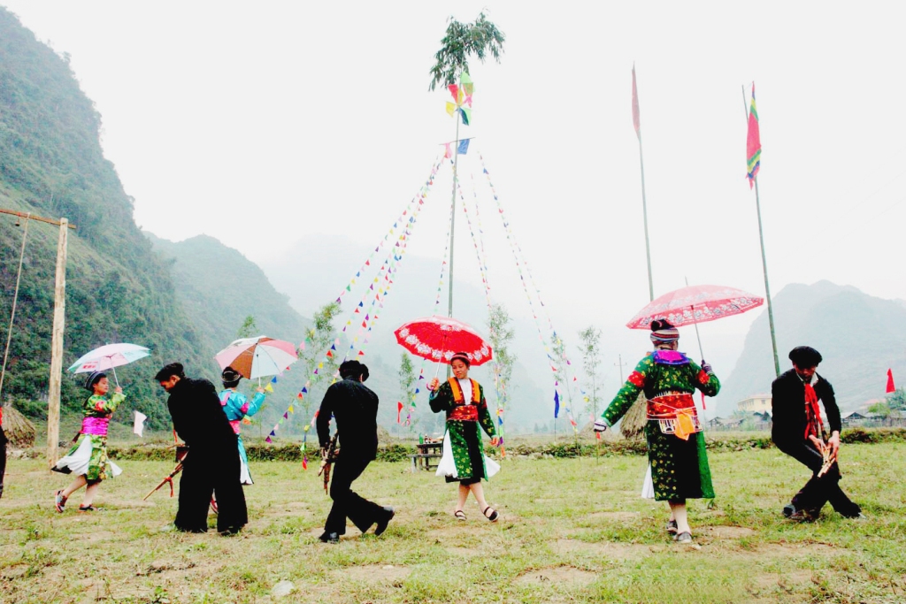 thang-10-ru-nhau-du-lich-ha-giang-ngam-hoa-tam-giac-mach-4