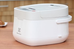 gia-dinh-2-den-4-nguoi-an-chon-noi-com-dien-electrolux-qua-hop-ly-1