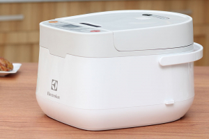 gia-dinh-2-den-4-nguoi-an-chon-noi-com-dien-electrolux-qua-hop-ly-1