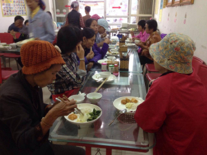 co-mot-quan-com-dac-biet-an-tuy-y-tra-tien-tuy-tam-truoc-cong-benh-vien-k