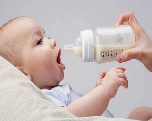 Khi chọn sữa cho trẻ sơ sinh các mẹ nên chú ý đến tình hình sức khỏe của bé