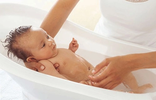 Cập Nhật Làm thế nào để tắm cho trẻ sơ sinh đúng cách 2 lam the nao de tam cho tre so sinh dung cach 2.jpg