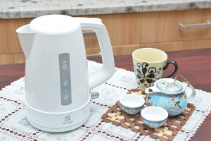 binh-dun-sieu-toc-electrolux-eek1303w-1-org-1