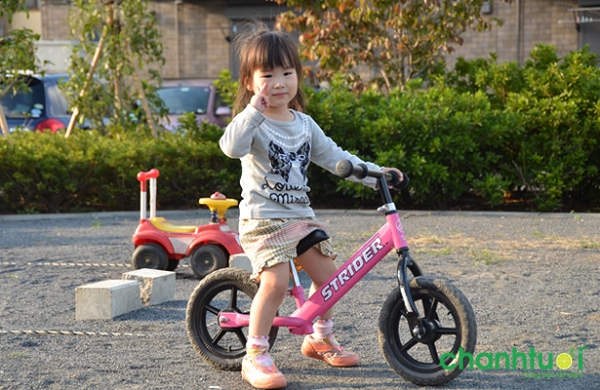 xe-choi-chan-cho-be-1tuoi-01