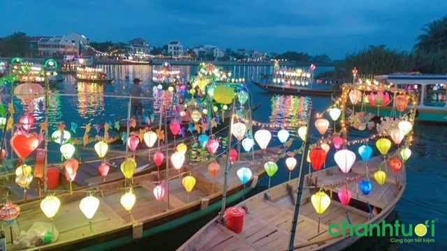 Hội An về đêm lung linh sắc màu