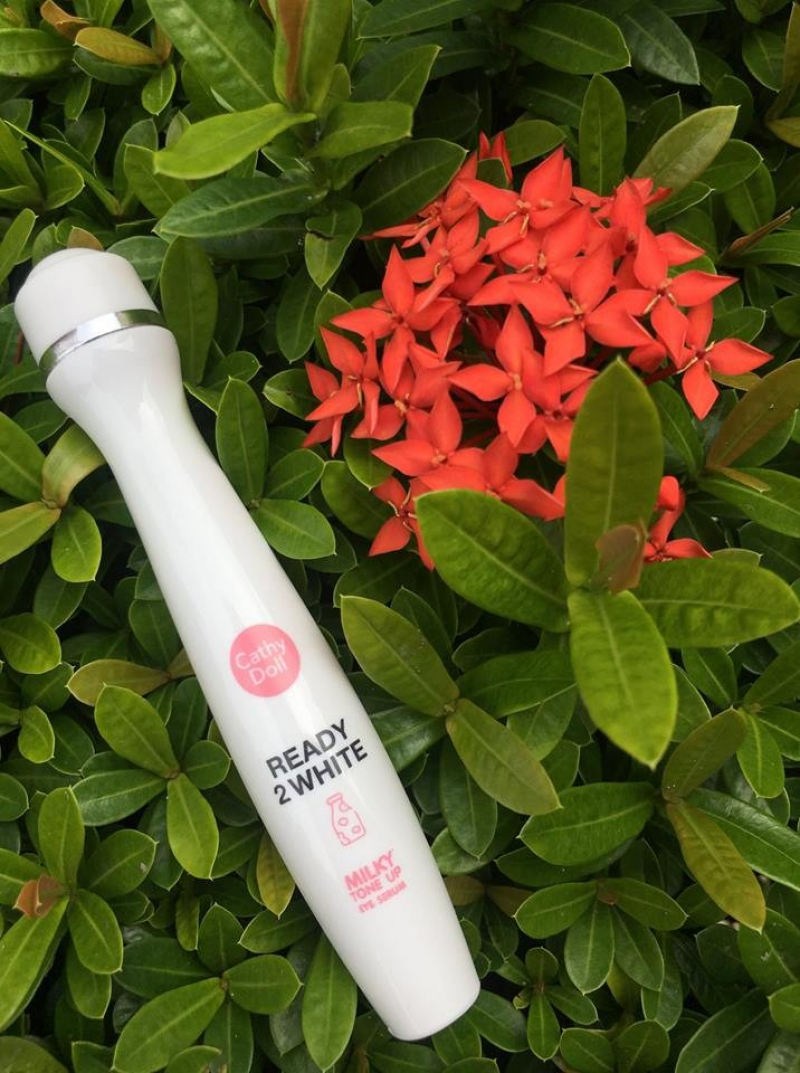 Tuýp Lăn Trị Thâm Quầng Mắt Aloe Vera 92 mới nhất 2023 27 Cathy Doll Ready 2 White Creamy Brightening Eye Serum